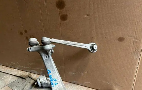 Front wheel hub spindle knuckle