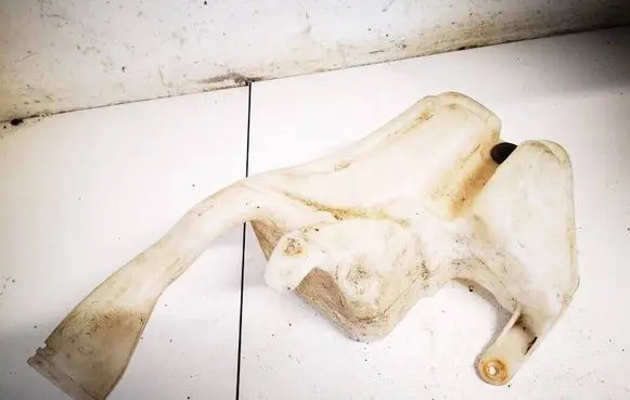 Windshield washer fluid reservoir/tank