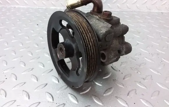 Toyota Avensis T250 Power steering pump