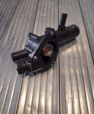 Dacia Duster Thermostat/thermostat housing 8200954288 8200558758 1106100Q1F