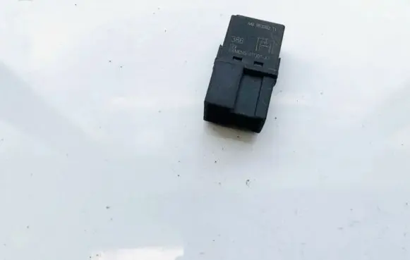 Volvo S40, V40 Other relay MB953382