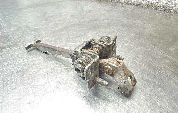 Opel Vectra C Front door check strap stopper 09229749