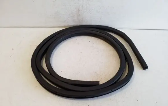 Nissan Leaf I (ZE0) Rear door rubber seal (on body) 