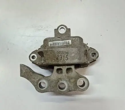 Engine mount bracket