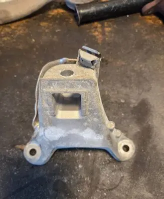 BMW 5 G30 G31 G38 Engine mounting bracket 6870756