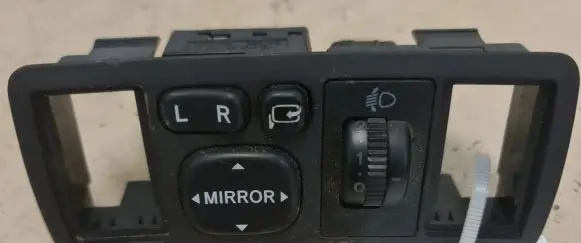 Toyota Avensis T250 Wing mirror switch