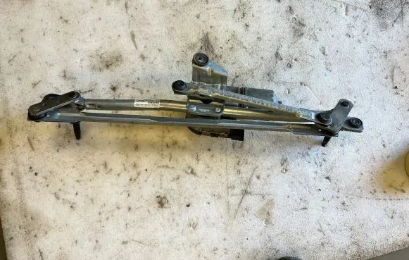 Audi Q5 SQ5 Front wiper linkage and motor 8R1955023D 8R1955023