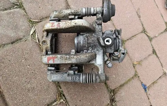 Opel Zafira C Rear brake caliper 