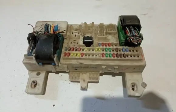 Mazda 3 I Fuse module 519199061 05009285 66730E