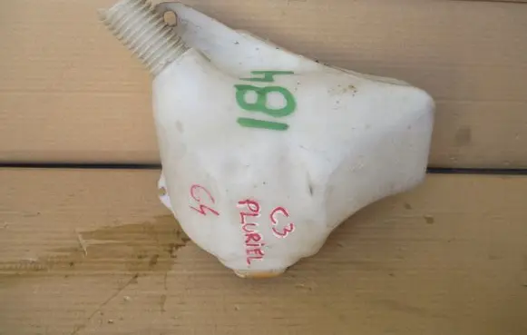 Windshield washer fluid reservoir/tank
