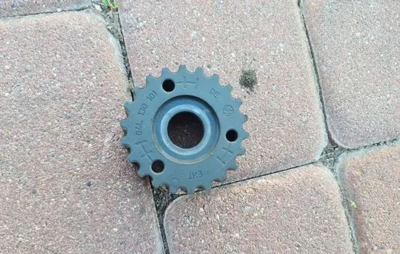 Volkswagen Golf VII Fuel pump gear (pulley) 04L130101