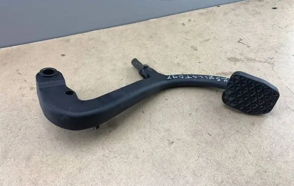BMW 5 E39 Clutch pedal 1161586 35311161586