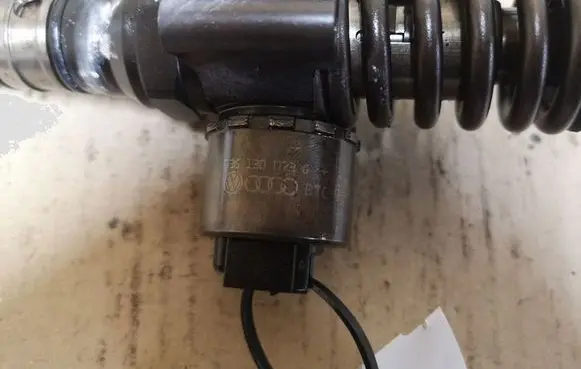 Volkswagen Touran I Fuel injector 03G130073G