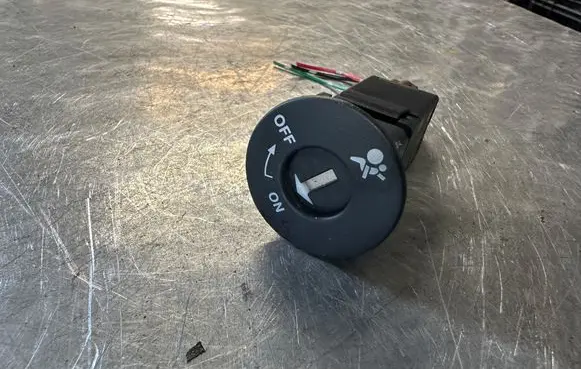 Nissan Qashqai Passenger airbag on/off switch 