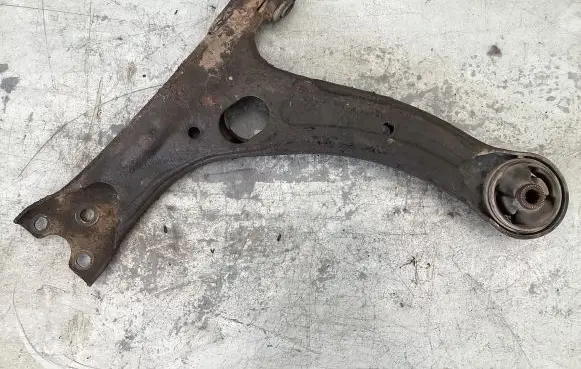 Toyota Avensis T250 Front lower control arm/wishbone