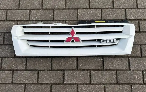 Mitsubishi Pajero Front bumper upper radiator grill MR441862 MR520107 MR492454