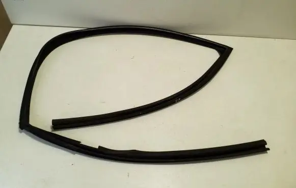 Nissan X-Trail T32 Rubber seal front door window/glass 