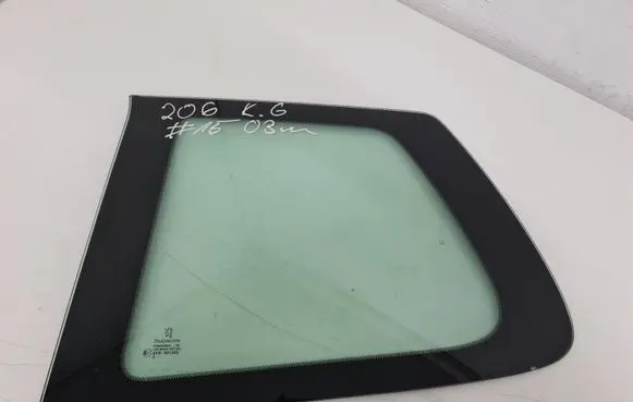 Peugeot 206 Rear side window E143R001583