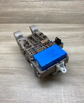 Toyota Corolla E120 E130 Fuse module 8264102040 MB2323008521