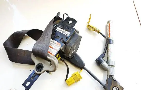 Honda FR-V Front seatbelt 6043666 33712hg01