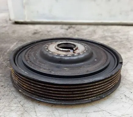 Nissan Qashqai Crankshaft pulley 8200552236