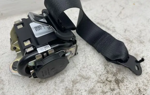 Tesla Model 3 Rear seatbelt 1110154c1