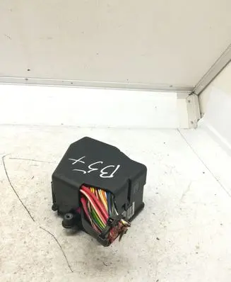 Volkswagen PASSAT B5.5 Fuse module 3015561