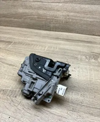 Volkswagen PASSAT B6 Rear door lock 3C4839016A