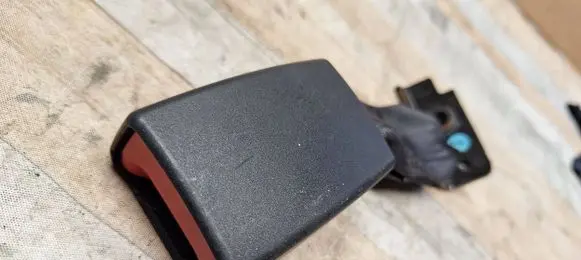 Rear seatbelt buckle