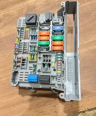 BMW 3 E90 E91 Fuse module 6906621