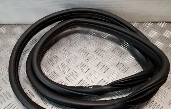 Hyundai ix35 Rear door rubber seal (on body) 