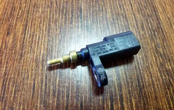 Volkswagen Golf SportWagen Coolant temperature sensor 03F919501B