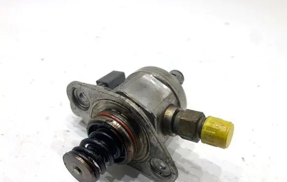 Audi A4 S4 B8 8K Fuel injection high pressure pump 06H127025K