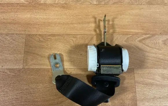 BMW 5 E60 E61 Rear seatbelt 33005895