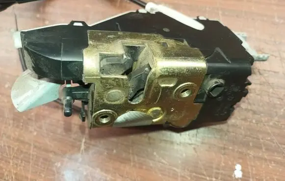 Citroen C4 I Front door lock 9681332480