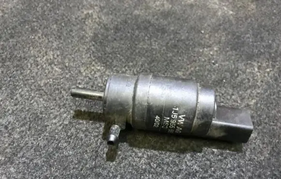 Audi A2 Windscreen/windshield washer pump 1J5955651