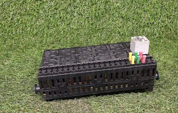 Volkswagen PASSAT B3 Fuse module 357937039