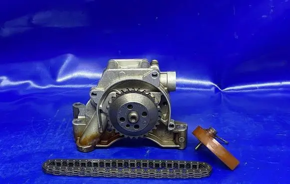 Volkswagen Golf VI Oil pump 03C105AG