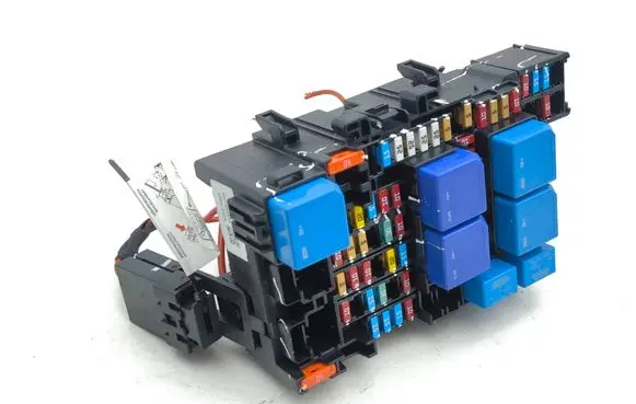 Renault Captur II Fuse module 63570069 243805499R 01W00W5PP