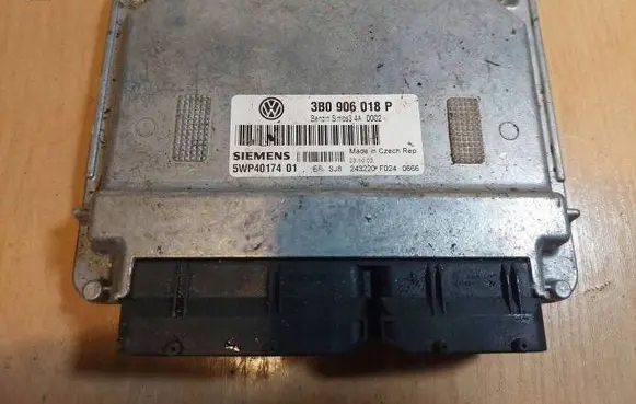 Volkswagen PASSAT B5 Engine control unit/module ECU 3B0906018P 5WP4017401 SIMOS3.4A