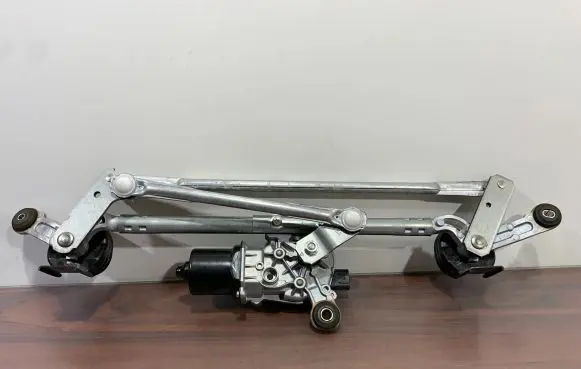 Mitsubishi Outlander IV Front wiper linkage and motor 1318 C15OA
