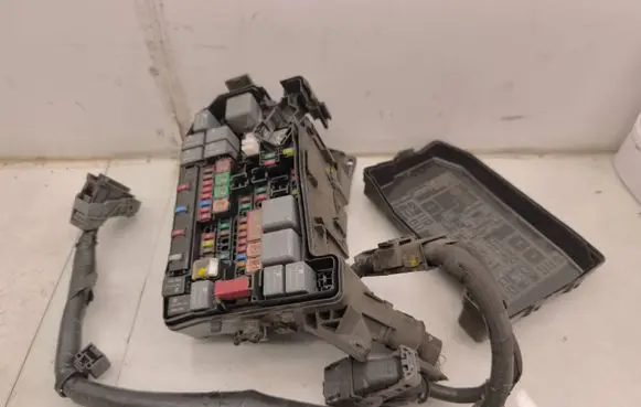 Toyota Auris E180 Fuse box set 8266202590