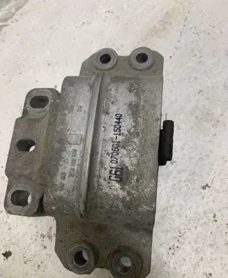 Volkswagen PASSAT B6 Engine mount bracket 3C0199555