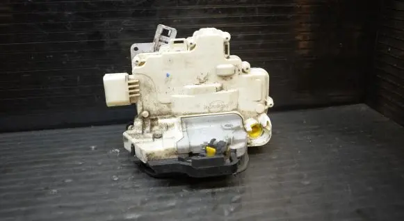 Audi A4 S4 B7 8E 8H Front door lock 8E1837015