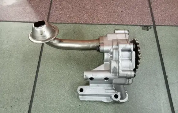 Volkswagen PASSAT B6 Oil pump 03g115105