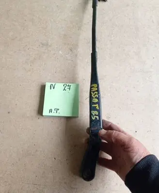 Volkswagen PASSAT B5 Front wiper blade arm 2658962