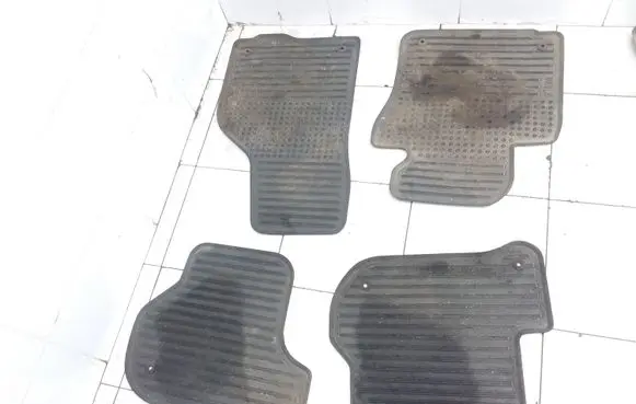 Skoda Octavia Mk2 (1Z) Car floor mat set 1Z1862435 1Z1862436