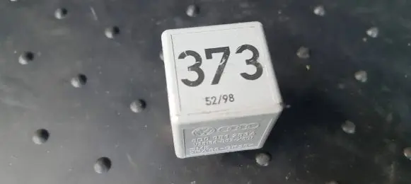Volkswagen PASSAT B5 Other relay 8D0951253A