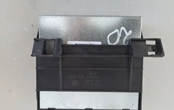 Volkswagen Golf VI Other control units/modules 8ES01015300 0136936318