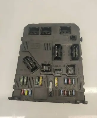 Peugeot 407 Fuse module 9655221080 S120104700J BSIS0200